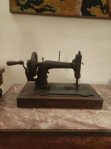 Máquina de Costura Antiga de Manivela - Ferro Fundido, Peça de Coleção