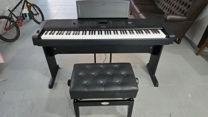 Piano Digital Yamaha Dgx670 Com Estante L300b Dgx-670 E Pedal Lp1b Cor Preto 110V/220V
