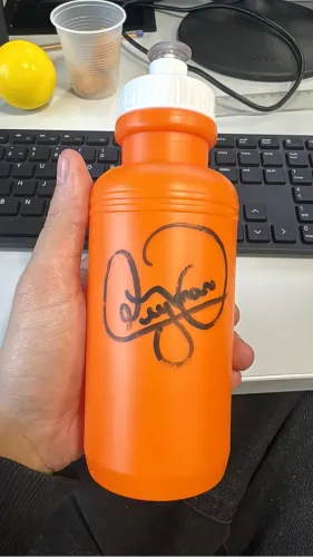 Garrafinha Banco BMG assinada pelo Neymar