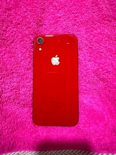 iPhone XR com marcas de uso, tela trincada