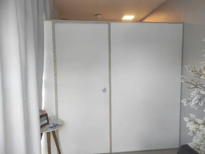 Vendo divisória com porta.