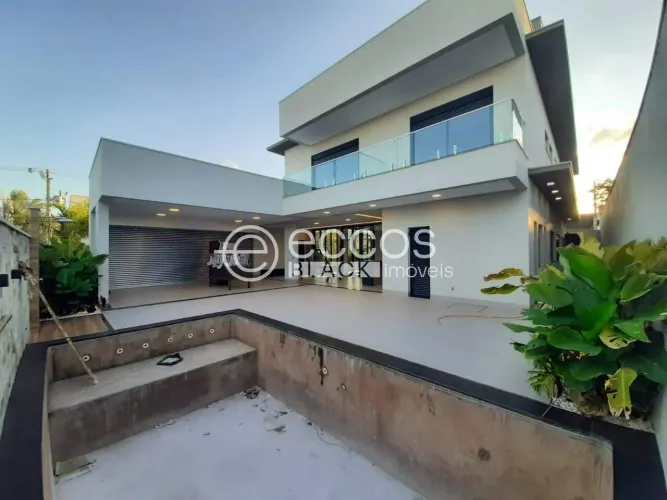 Casa em condomínio para aluguel, 5 quartos, 5 suítes, 4 vagas, Laranjeiras - Uberlândia/MG