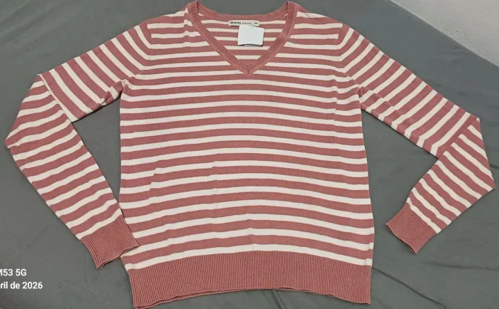 Blusa de tricô henrig veste P/M com rose com branco ótimo estado