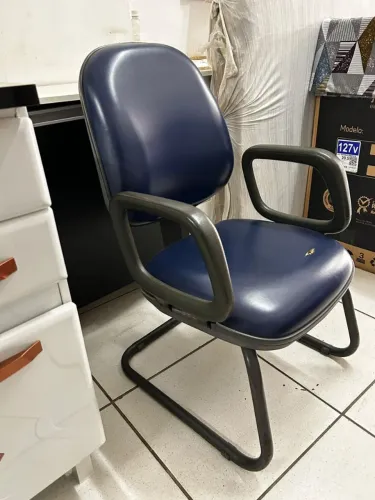 Lote com 40 cadeiras com leves defeitos