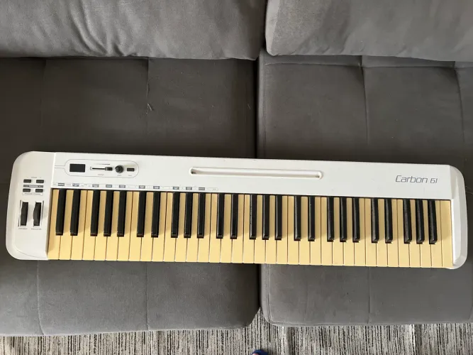 Teclado Controlador MIDI Carbon 61
