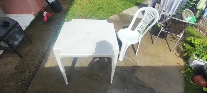 Mesa + Cadeira de plástico branca usada