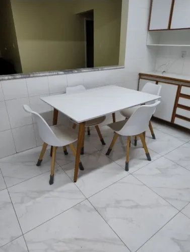 Mesa com 1.20 de comprimento por 0, 90 de largura com 4 cadeiras seminovas,900