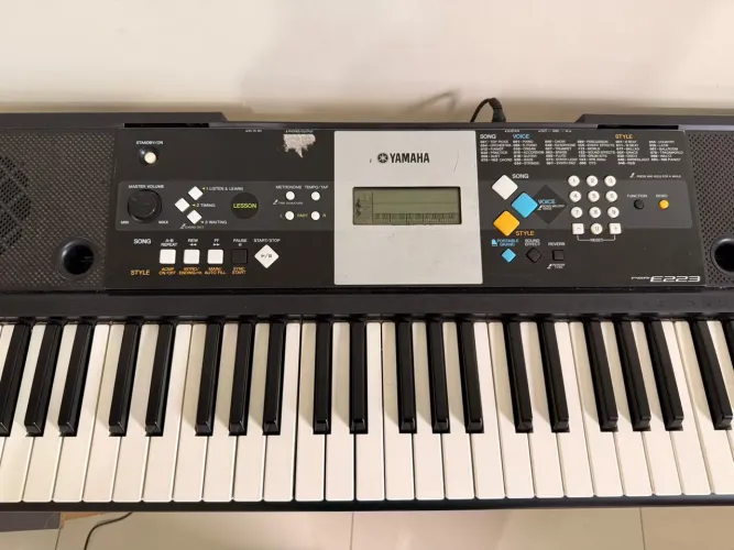 Teclado Yamaha PSR-E223 + Cabo USB MIDI Hifing