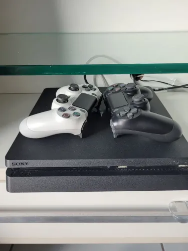 Ps4 com dois controles e jogos