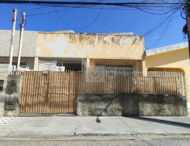 Versatilidade e Espaço no Coração da 13 de Julho: Casa com 4 Quartos e Quintal Amplo!