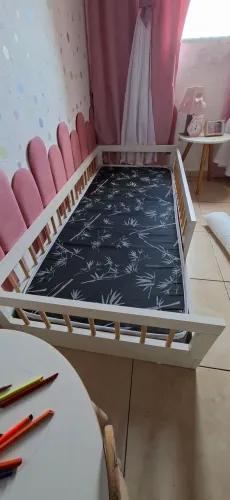 Cama de criança montessoriana