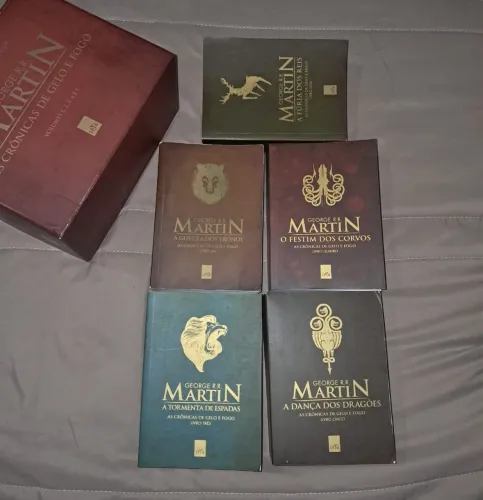 EDIÇÃO DE COLECIONADOR: AS CRÔNICAS DE GELO E FOGO, VOLUMES 1, 2, 3, 4 E 5 