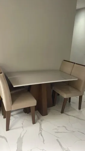 Mesa laqueada