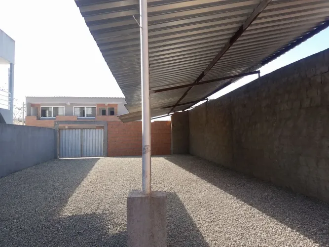 Terreno plano ,todo murado e com cobertura galvanizada na lateral.