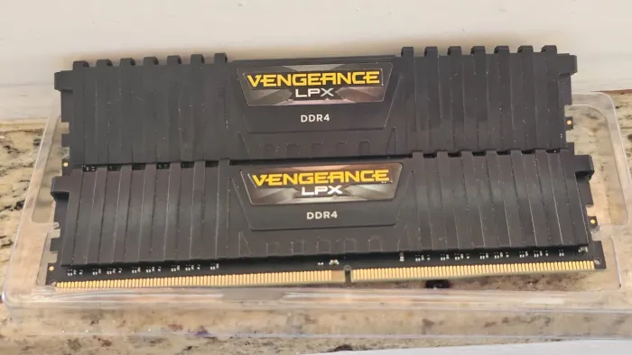 Kit Memória Corsair Vengeance 16GB (2x8GB) DDR4 2400MHz