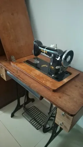 Máquina de costura Vigorelli funcionando