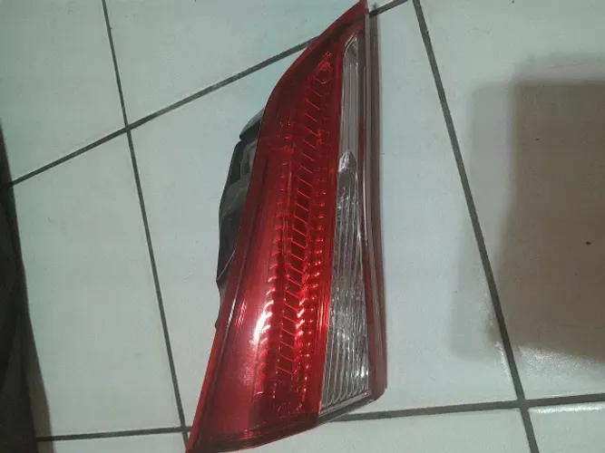 LANTERNA TRASEIRA ESQUERDA PORTA MALAS YARIS