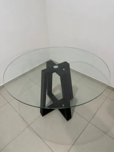 Mesa de vidro com base de madeira