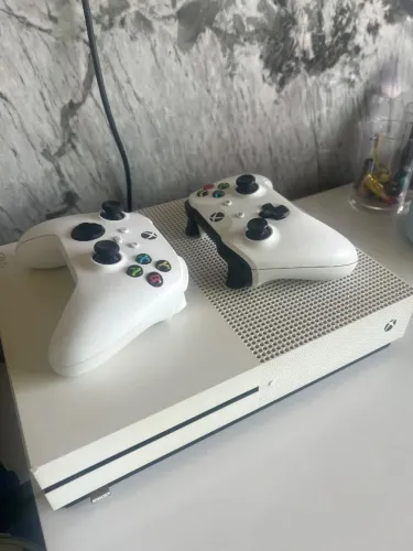 Xbox One + Volante Longitech (Semi Novo)