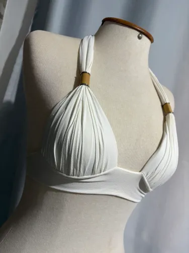 Top tipo biquíni com saída de praia pantalona na cor branca