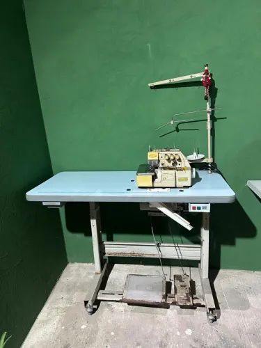Máquina de costura overlock