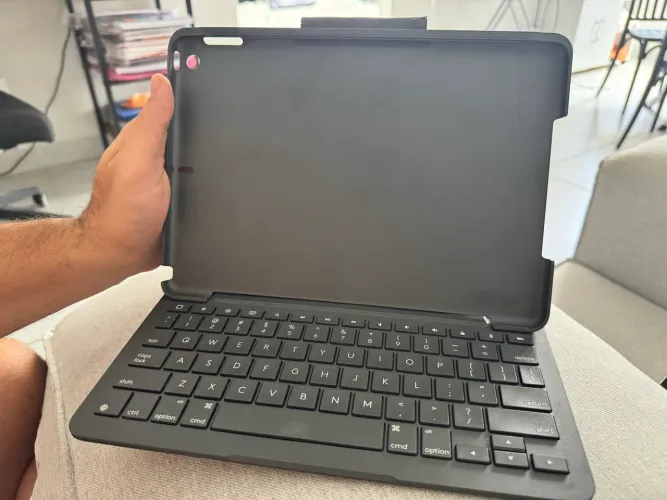 Capa com Teclado Logitech Slim Folio para iPad 7ª, 8ª e 9ª Gerações