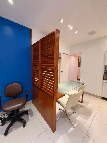 Mesa de vidro com cadeiras e divisória! Ideal para seu escritório