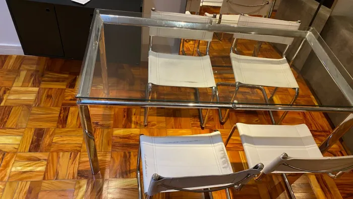 mesa de inox com tampo de vidro e 4 cadeiras da tok&stok 1,80x100