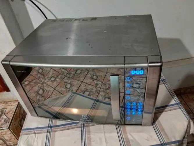 Micro-ondas Electrolux 31L Touchscreen | Potente, Espaçoso e Revisado