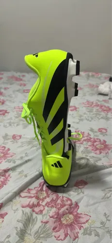 Chuteira Adidas trava alta