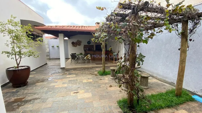 Casa à Venda Completa no Bosque 381m², Área Gourmet e Cômodo Comercial