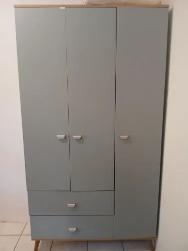 Guarda roupa amadeirado de solteiro lindo