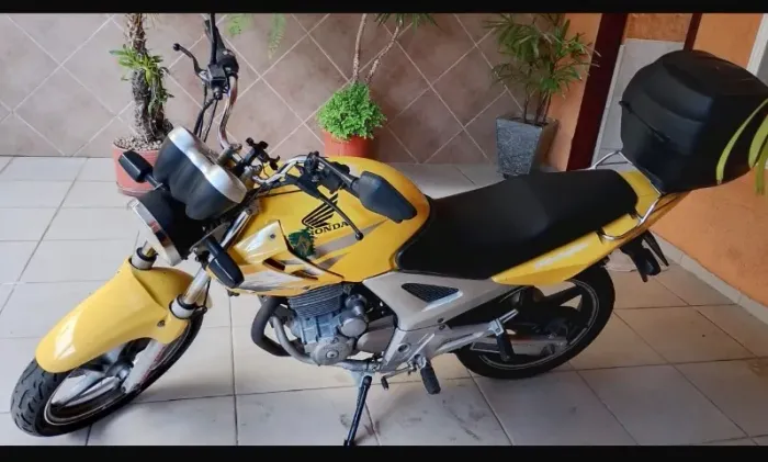 Vendo Twister 2006 moto muito nova 