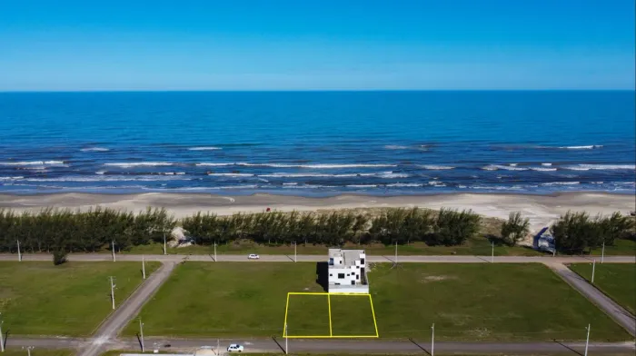 Terreno na primeira quadra do mar, pronto para construir.