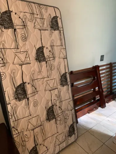 Cama de solteiro com colchão-ortopédico