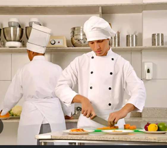 Auxiliar de Cozinha com foco em Parmegiana | Boa Viagem 