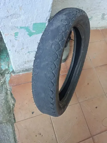 Peneu traseiro de pop