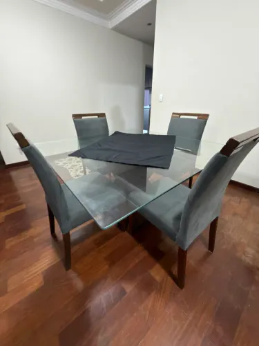 Vende-se Jogo de Jantar 4 cadeiras estofadas mesa 1,40 por 1,40 0,75 Altura