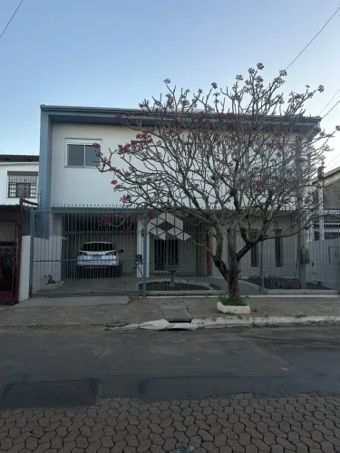 Linda casa reformada há 2 anos. Área externa reservada com piscina com pedra hijau e salão