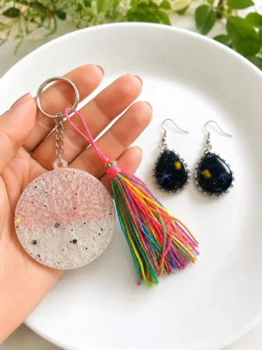 Kit Brinco oval Galáxia em strass + chaveiro feito em Resina 