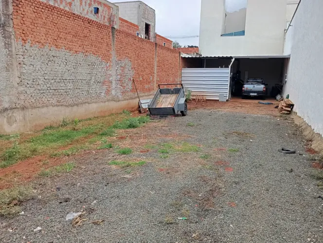 Lindo terreno,plano ,pronto pra construir e todo cercado .