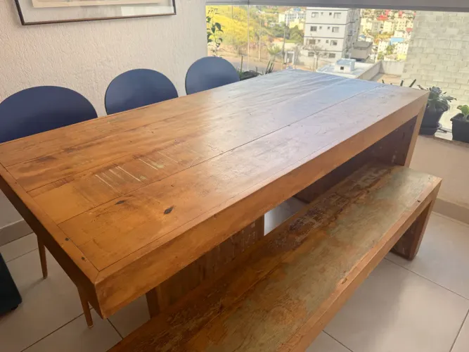 LINDA MESA RÚSTICA COM BANCO E CADEIRAS