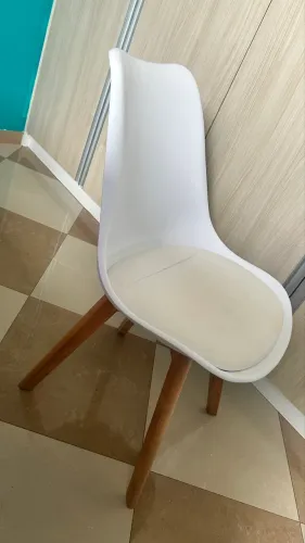 Cadeira Eiffel Branca com Pés de Madeira - Usada  