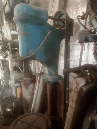 Furadeira de Coluna Funcionando Perfeitamente