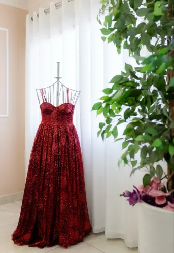 Vestido de festa longo vermelho com brilho