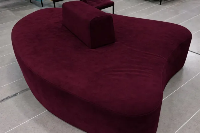 Sofá NOVO grande, espaço para + 5 Cor bordo 