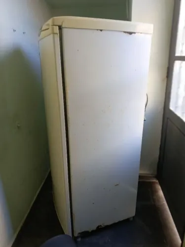 Geladeira Eletrolux funcionando perfeitamente, falta prateleira da porta .