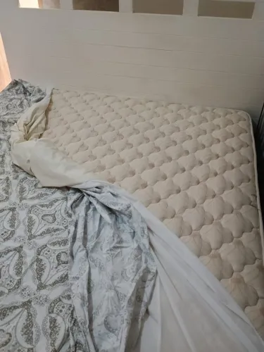 Cama King em madeira, com colchão em ótimo estado