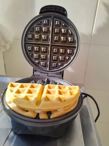 Máquina Britânia Golden Waffle 127V (850W) impecável
