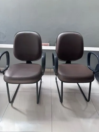 Mesa e cadeiras para escritório 